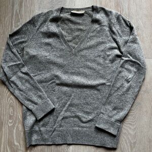 Everlane cashmere v neck sweater Size small- Size  Small